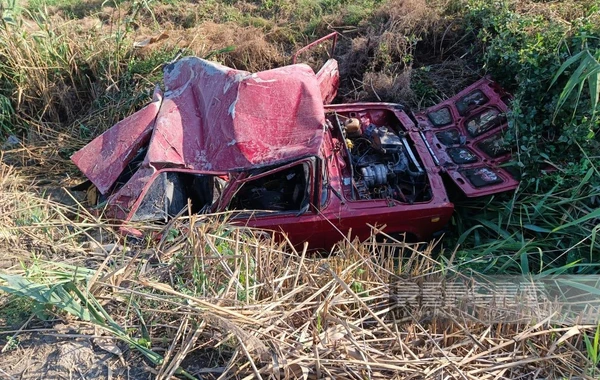 Ucarda qəza edən maşın kanala düşüb, xəsarət alanlar var - FOTO