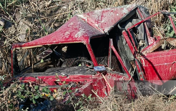 Ucarda qəza edən maşın kanala düşüb, xəsarət alanlar var - FOTO