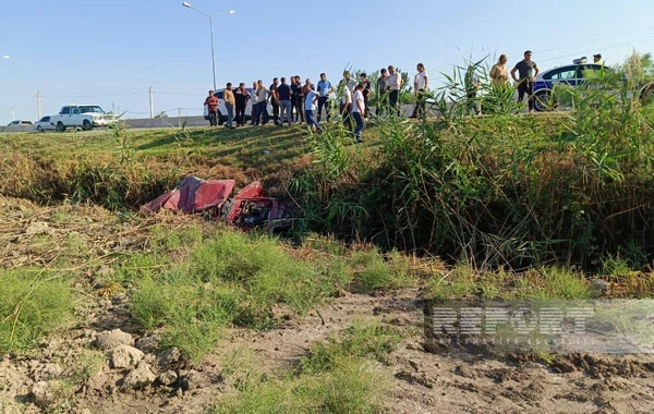 Ucarda qəza edən maşın kanala düşüb, xəsarət alanlar var - FOTO