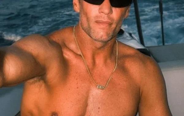 47 yaşlı Tom Bedinin xarici görünüşü müzakirələrə səbəb oldu - FOTO