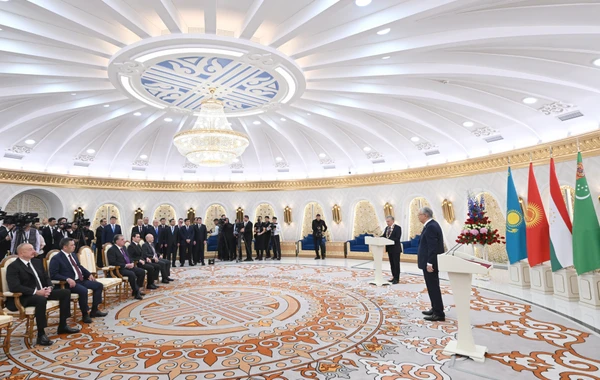 Ильхам Алиев принял участие в церемонии награждения Шавката Мирзиёева - ФОТО