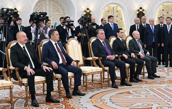Ильхам Алиев принял участие в церемонии награждения Шавката Мирзиёева - ФОТО