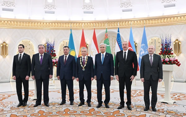 Ильхам Алиев принял участие в церемонии награждения Шавката Мирзиёева - ФОТО