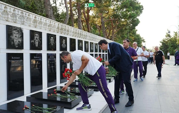 Olimpiya çempionları Ümummilli Lider Heydər Əliyevin məzarını ziyarət ediblər - FOTO