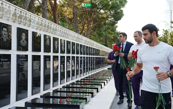 Olimpiya çempionları Ümummilli Lider Heydər Əliyevin məzarını ziyarət ediblər - FOTO