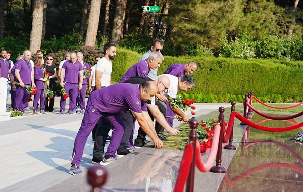 Olimpiya çempionları Ümummilli Lider Heydər Əliyevin məzarını ziyarət ediblər - FOTO
