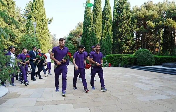 Olimpiya çempionları Ümummilli Lider Heydər Əliyevin məzarını ziyarət ediblər - FOTO