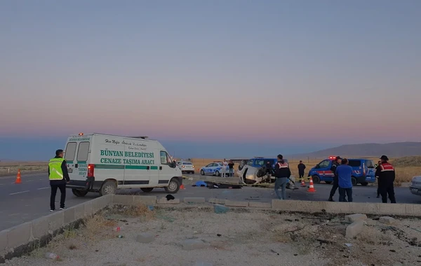 Cənazə mərasimi üçün yola çıxanlar dəhşətli qəzaya düşdü - 4 ölü, 2 yaralı - FOTO
