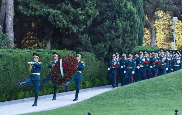 DSX rəhbərliyi Fəxri xiyaban və Şəhidlər xiyabanını ziyarət edib - FOTO