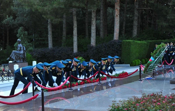 DSX rəhbərliyi Fəxri xiyaban və Şəhidlər xiyabanını ziyarət edib - FOTO