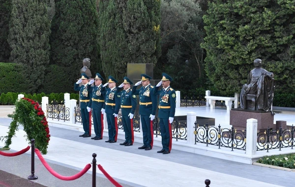 DSX rəhbərliyi Fəxri xiyaban və Şəhidlər xiyabanını ziyarət edib - FOTO