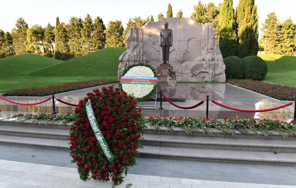DSX rəhbərliyi Fəxri xiyaban və Şəhidlər xiyabanını ziyarət edib - FOTO