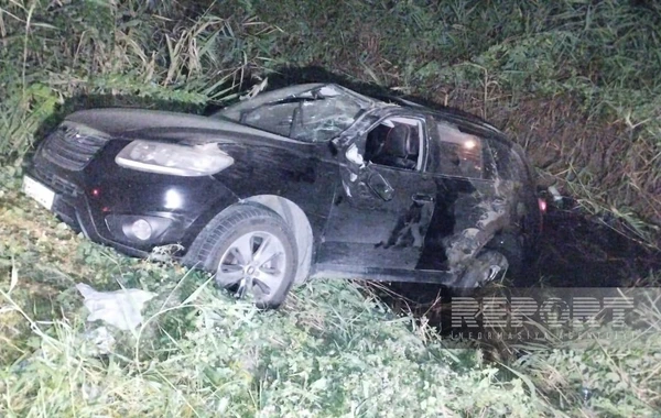 Bakı-Qazax yolunda avtomobil kanala düşüb, xəsarət alan var - FOTO