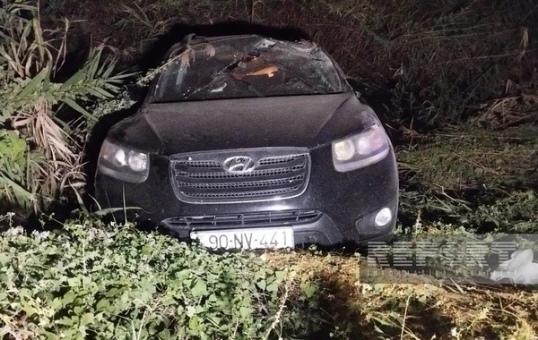 Bakı-Qazax yolunda avtomobil kanala düşüb, xəsarət alan var - FOTO