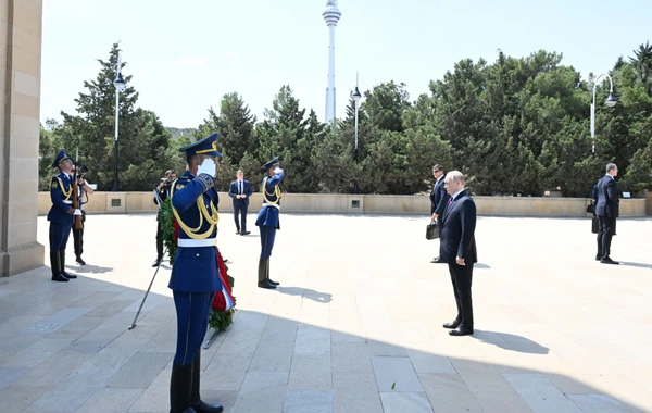 Rusiya Prezidenti Vladimir Putin Bakıda şəhidlərin xatirəsini anıb - FOTO/VİDEO
