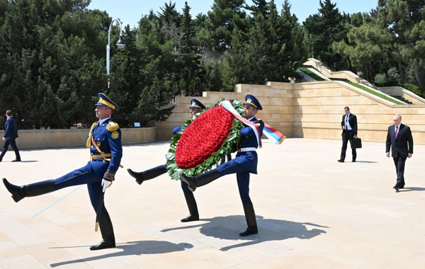Rusiya Prezidenti Vladimir Putin Bakıda şəhidlərin xatirəsini anıb - FOTO/VİDEO