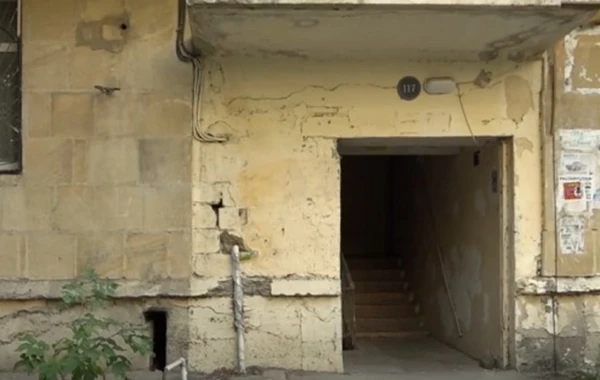 Bakıda kanalizasiya suları binanın zirzəmisinə dolur - VİDEO