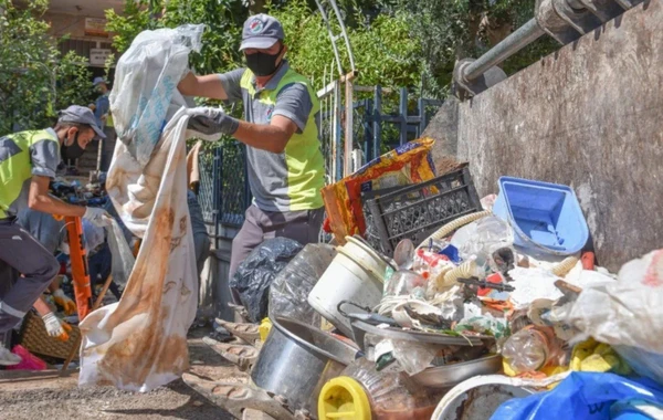 4 mərtəbəli binadan 6 yük maşını zibil çıxdı - FOTO