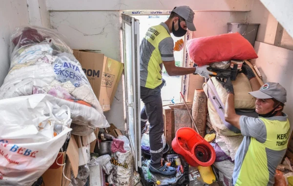 4 mərtəbəli binadan 6 yük maşını zibil çıxdı - FOTO