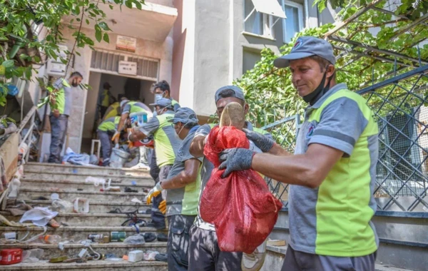 4 mərtəbəli binadan 6 yük maşını zibil çıxdı - FOTO