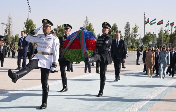 Ильхам Алиев, Мехрибан Алиева и Лейла Алиева посетили Монумент независимости в Ташкенте - ОБНОВЛЕНО + ФОТО