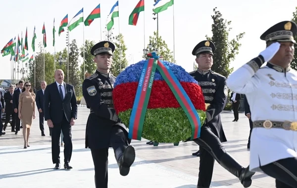 Ильхам Алиев, Мехрибан Алиева и Лейла Алиева посетили Монумент независимости в Ташкенте - ОБНОВЛЕНО + ФОТО