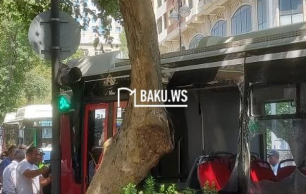 "BakuBus" avtobusu qəza törətdi - YENİLƏNİB - FOTO/VİDEO