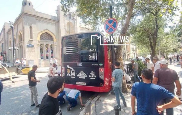 "BakuBus" avtobusu qəza törətdi - YENİLƏNİB - FOTO/VİDEO
