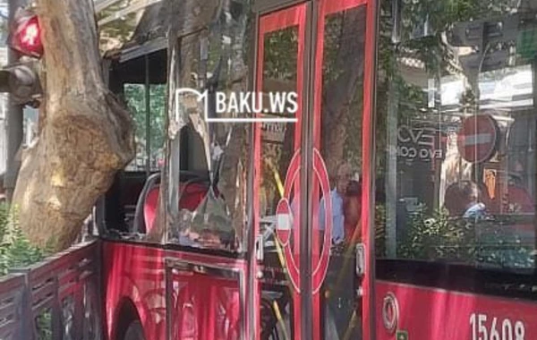 "BakuBus" avtobusu qəza törətdi - YENİLƏNİB - FOTO/VİDEO