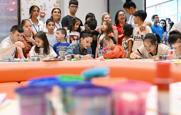 Mehriban Əliyeva Heydər Əliyev Fondunun uşaqlar üçün təşkil etdiyi şənlikdə iştirak edib - FOTO