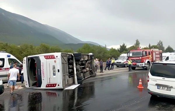 Türkiyədə toya gedən mikroavtobus dəhşətli qəzaya düşdü, 1 ölü, 25 yaralı - FOTO