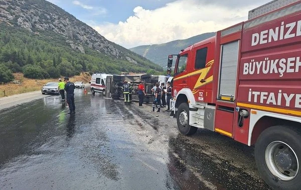 Türkiyədə toya gedən mikroavtobus dəhşətli qəzaya düşdü, 1 ölü, 25 yaralı - FOTO
