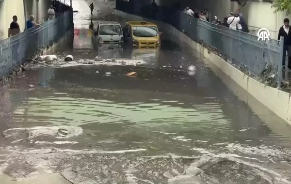 İstanbulda LEYSAN - Sürücülər gölməçələrdə qalan avtomobillərdən çətinliklə xilas oldu - FOTO