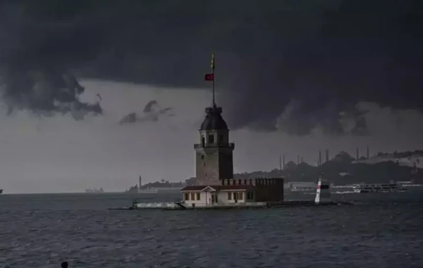 İstanbulda LEYSAN - Sürücülər gölməçələrdə qalan avtomobillərdən çətinliklə xilas oldu - FOTO