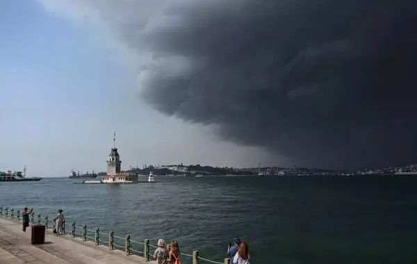 İstanbulda LEYSAN - Sürücülər gölməçələrdə qalan avtomobillərdən çətinliklə xilas oldu - FOTO