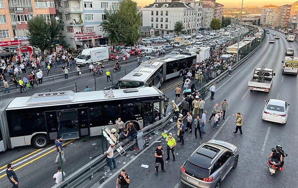 İstanbulda metrobus qəzası, 1 ölü, 38 yaralı - YENİLƏNİB/VİDEO