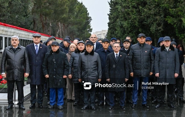 Dövlət rəsmiləri  20 Yanvar - Ümumxalq Hüzn Günü ilə bağlı Şəhidlər xiyabanını ziyarət ediblər