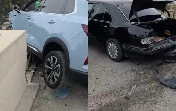 Bakıda QƏZA - Maşın qəbir daşına çırpıldı
