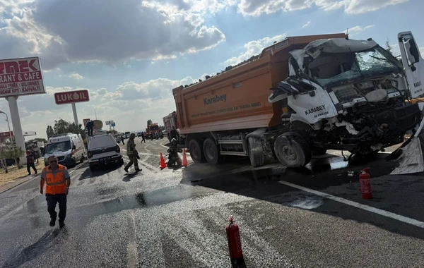Ankarada mikroavtobus ilə yük maşını toqquşub, ölən və yaralananlar var