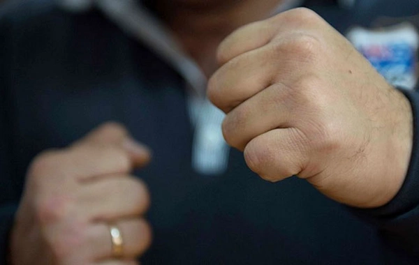 Gənc oğlan ona siqaret verməyən şəxsi döydü, həbs olundu
