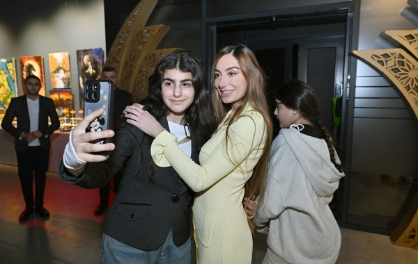 Arzu Əliyeva və Alena Əliyeva "Rənglərdə yaşanan 10 il" mövzusunda keçirilən sərgidə iştirak ediblər