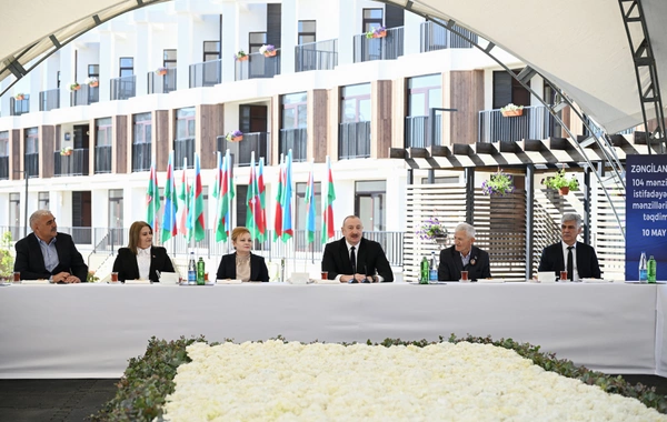 İlham Əliyev Zəngilanda ilk yaşayış kompleksinə köçən ailələrlə görüşüb