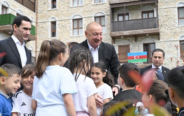 İlham Əliyev və Sərdar Berdiməhəmmədov Şuşa şəhərində inşa edilmiş birinci yaşayış kompleksində olublar
