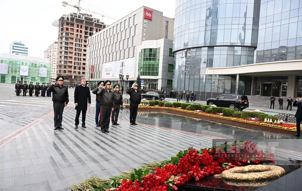 Müdafiə Nazirliyinin rəhbər heyəti Xocalı soyqırımı abidəsini ziyarət edib