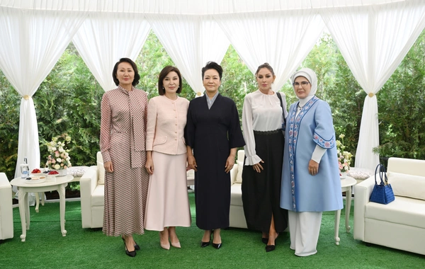 Mehriban Əliyeva Bişkekdə dekorativ-tətbiqi sənət ustalarının əl işlərindən ibarət sərgi ilə tanış olub