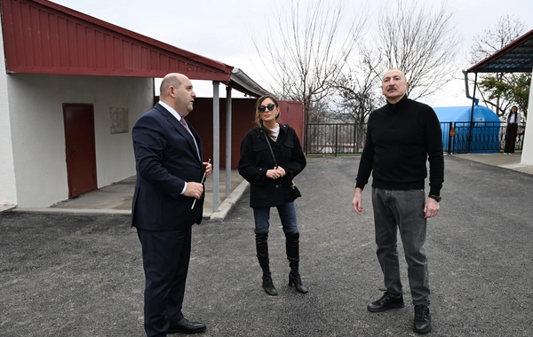 İlham Əliyev Xocavəndin Xanoba kəndində fərdi evlərin və infrastrukturun bərpası sahəsində görülən işlərlə tanış olub