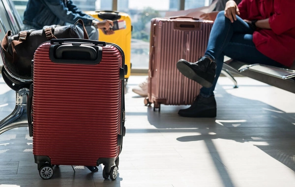 27-year-old mother transported a two-year-old child in a suitcase: the girl was hospitalized