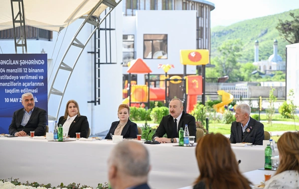 İlham Əliyev Zəngilanda ilk yaşayış kompleksinə köçən ailələrlə görüşüb