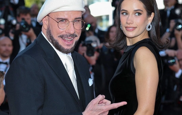 72 yaşlı Con Travolta illər sonra Kanna 26 yaşlı qızı ilə qatıldı