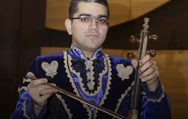 Əməkdar artistin oğlu Çində nüfuzlu universitetə qəbul oldu